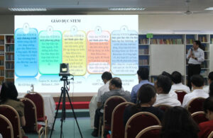 TS Tưởng Duy Hải - giảng viên Trường Đại học Sư phạm Hà Nội, chuyên gia tập huấn giáo dục STEM của Bộ GD&ĐT trình bày nội dung tập huấn